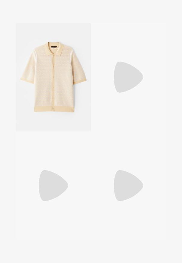 Beige polo-shirt met korte mouwen, voorzien van een getextureerd, gebreid patroon en een knoopsluiting aan de voorkant. Heeft een effen kraag en contrasterende accenten.; Zwarte geplooide broeken met een rechte, brede pijpontwerp. Gemaakt van soepele stof, met een knoopsluiting en riemlussen.; Zwarte leren instappers met een gladde textuur, ronde neus en een decoratieve band over de wreef. Lage, gestapelde hak en minimalistisch ontwerp.; Zwarte canvas schoudertas met zwarte leren handvaten. Eenvoudig ontwerp, ruime body en een gladde textuur. Geen zichtbare logo's of patronen.