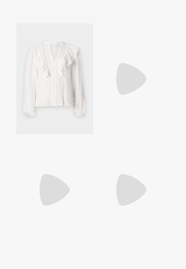 Weiße Bluse mit langen Ärmeln, V-Ausschnitt, Rüschendesign und dekorativen vertikalen Nähten an der Vorderseite. Hergestellt aus leichtem Stoff.; Hellgraue, weit geschnittene Hose aus weichem, geripptem Stoff, mit hohem Bund und langen Beinen, die eine subtile Textur aufweisen.; Schwarze Wildleder-Espadrilles mit einem dünnen Knöchelriemen, offener Zehenpartie und moderatem Blockabsatz. Glatte Textur und minimale Akzente.; Schwarze Lederhandtasche mit geschwungener Form, abnehmbarem Tragegurt und goldenen Beschlägen. Die Tasche verfügt über einen Deckel mit einer Schnallen-Details.