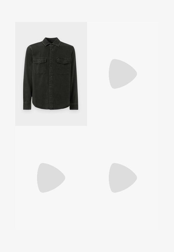 Donkergroene overhemden van zacht materiaal, met een kraag, twee borstzakken, lange mouwen en een rechte zoom.; Witte katoenen T-shirt met korte mouwen, ronde hals en subtiele Levi's logo gedrukt in het midden. Zachte textuur en standaard pasvorm.; Zwarte recht gesneden denim jeans met vijf zakken, knoopsluiting en riemlussen, plat gelegd op een witte achtergrond.; Zwarte leren instappers met een gladde textuur, ronde neus en een decoratieve band over de wreef. Lage, gestapelde hak en minimalistisch ontwerp.