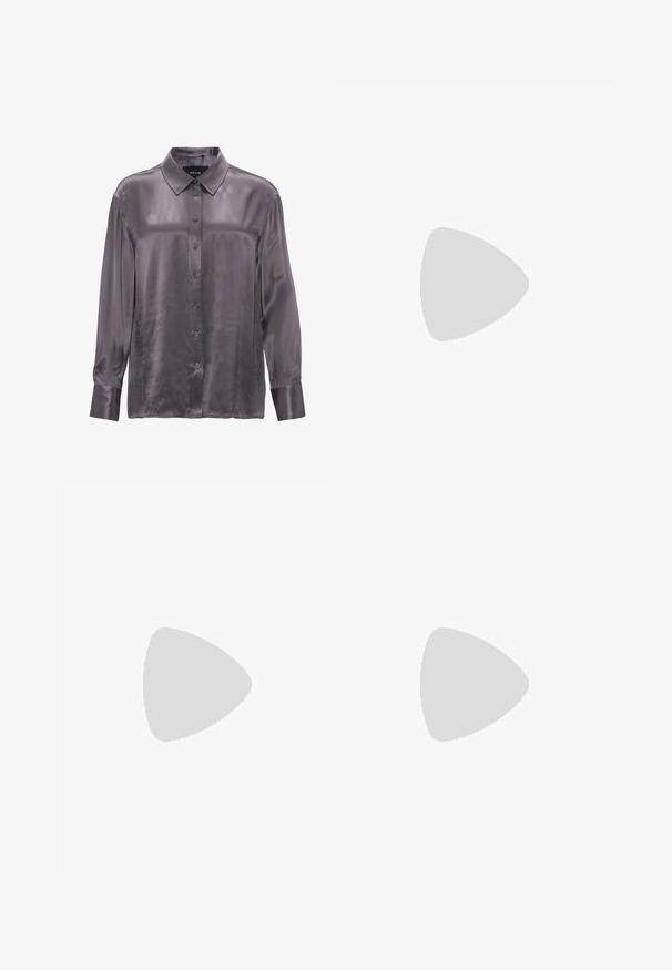 Langarmshirt in een rijke grijze kleur, gemaakt van een gladde, glanzende stof. Bevat een klassieke kraag en een knoopsluiting aan de voorkant, met manchet aan de mouwen.; Zwarte wijde-pijpen broek met een gladde textuur, gekenmerkt door voorplooien en een op maat gemaakte uitstraling. De stof is lichtgewicht en vloeiend.; Bruine gepatineerde leren slingback-schoen met een spitse neus en een gematigd hakje. Voorzien van een gespsluiting voor een veilige pasvorm. Glad van textuur.; Zwarte leren handtas met een gebogen vorm, afneembare schouderband en gouden hardware. De tas heeft een klep met een gespsluiting.