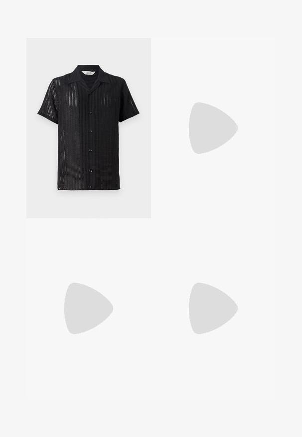 Zwart shirt met korte mouwen en een gaasontwerp, met een knoopsluiting aan de voorkant en een klassieke kraag. Lichtgewicht stof met verticale uitsparingen.; Zwarte denim broek met wijde pijpen en een hoge taille, vijf-pocketdesign en subtiele stiksels. Stof heeft een gladde, licht gestructureerde afwerking.; Zwarte lederen instappers met een ronde neus, verhoogde stiksel details op de voet en een platte rubberen zool. Gladde textuur, klassiek ontwerp.; Donkerblauwe leren aktetas met dubbele bovenhandgrepen en een afneembare schouderband. Kenmerkt zich door een gestructureerde afwerking, verticale stiksels en een logo-detail.