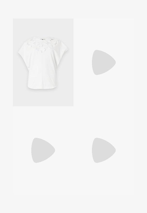Hvit t-skjorte med rund hals, med lagdelt blomstermotiv på brystet, korte ermer og en avslappet passform.; Lyseblå flared jeans laget av denim, med høy midje, lommer og frynsete hem. Stoffet har en falmet vask og subtil tekstur.; Svart skinnhæl med spiss tå, ankelrem og tynn hæl. Glatt tekstur med gullakzent ved hælbasen.; Calvin Klein PAPER BAG CROSSBODY  - Skulderveske - antique white
