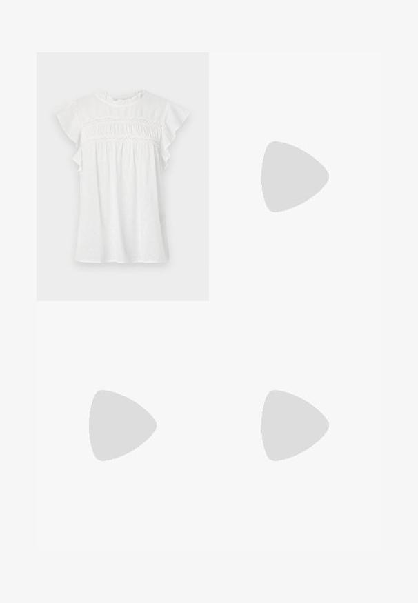 Blouse blanche à manches courtes, avec des manches volantes, un devant froncé avec des détails en dentelle, et un motif texturé sur un tissu léger.; Jean noir évasé en denim. Comprend une fermeture à bouton, cinq poches et une texture lisse. La jambe évasée commence sous le genou.; Bottes noires à la cheville en cuir lisse, dotées d'une fermeture éclair sur le côté, d'un talon épais texturé et d'une conception à bout rond.; Sac fourre-tout en cuir noir avec une texture lisse, de forme rectangulaire et deux longues poignées. Pas de matériel ou d'ornementations visibles.