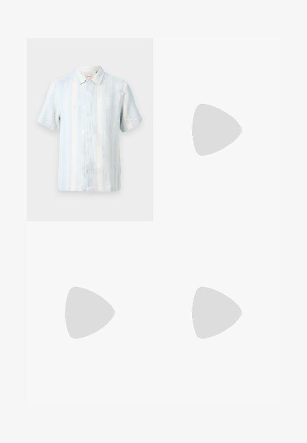 Camisa de botones de manga corta en azul claro y blanco roto, con una tela texturada que presenta rayas verticales y un cuello.; Camiseta blanca de algodón con mangas cortas, escote redondo y un corte relajado. Textura suave sin patrones o acentos visibles.; Pantalones cortos cargo marrones de algodón, con múltiples bolsillos laterales, cierre de botón y un diseño de frente plano. Textura suave, estilo casual.; Zapatilla baja blanca con cordones en la parte delantera, parche de gamuza gris en el talón y logo "Tommy Hilfiger" en el lateral.; Gafas de sol con marco de metal y lentes ovalados verdes. Marco delgado de metal plateado y puntas de las orejas negras. Diseño minimalista, sin logotipos visibles.