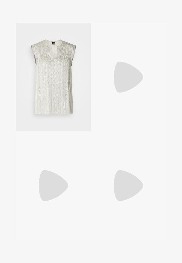 Ärmlös ljus silverfärgad topp med ett subtilt geometriskt mönster, V-ringning och något puffade axlar. Slätt, texturerat tyg.; Svarta skräddarsydda byxor med rak benform, med en slät yta och skarpa veck fram. Ingen synlig hårdvara.; Svart läder slingback-hälar med spetsig tå, med en smal klack och en guldtonad detalj på den justerbara remmen. Slät textur.; Svart läderhandväska med en strukturerad design, som har en avskuren form, ett handtag upptill och guldiga detaljer. Justerbar axelrem ingår.