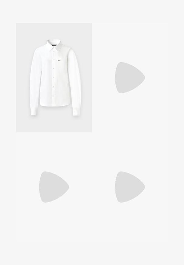 Witte langemouwen overhemd met knopen, gemaakt van gladde stof, met een puntige kraag, een enkel borstzakje en knopen aan de voorkant.; Wijdvallende broek van zacht, crèmekleurig materiaal. Heeft een vlakke tailleband en opgerolde manchetten. Fijne textuur met een strakke, minimalistische uitstraling.; Geweven strohakken sandaal in tan met franjes en blauwe accenten, met een afgeronde open teen en een taps toelopende stiletto hak.; Donkerbruine leren handtas met een gebogen vorm, ritsluiting en een korte handgreep. Voorzien van metalen hardware en decoratieve zwarte knopen aan de zijkant.