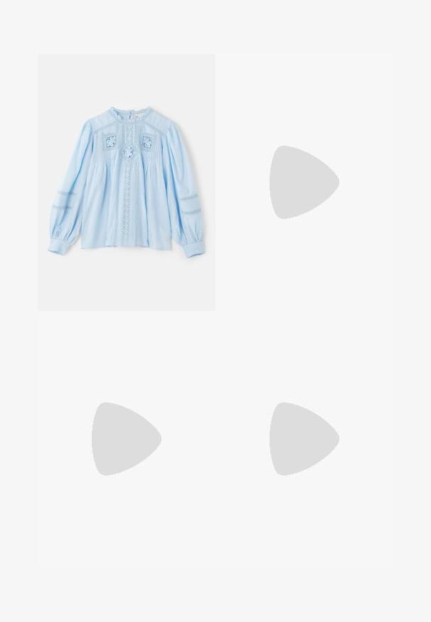 Gaiši zila blūze ar gariem, puffiem piedurknēm. Iekļauj sarežģītu izšuvumu, mežģīņu detaļas, griezumus un apaļu kakla izgriezumu.; Balta īsām piedurknēm T-krekls, izgatavots no ribota auduma. Apaļš izgriezums, regulāra piegriezuma un diskrēti šuvumu detaļas. Bez printiem vai grafikām.; Rozā sporta bikses ar elastīgu jostu, kurām labajā pusē ir dekoratīvi uzliktni dimanta formā un elastīgas apkakles pie potītēm.; Melna ādas baleta kurpe ar noapaļotu purngalu, gludu tekstūru, minimālu šuvju detalizāciju un elastīgu zoles dizainu.; Bordo ādas rokas soma ar atloku, zeltītām detaļām, plecu siksnu un gludu virsmu. Kompakta, taisnstūrveida forma.