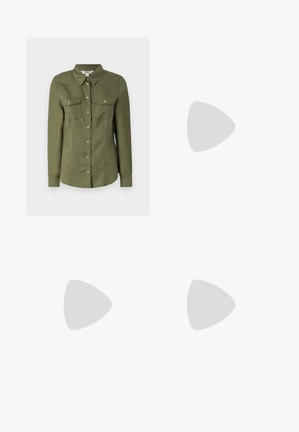 Camisa de botão verde oliva con cuello, mangas largas y dos bolsillos en el pecho. Hecha de una tela suave con un acabado ligeramente texturizado.; Pantalones negros de pliegues con una cintura elástica. Presentan piernas anchas y una tela suave y texturada con rayas verticales.; Botín burdeos brillante hasta el tobillo con un tacón negro grueso, que presenta una textura suave y un diseño sencillo. Sin cierres ni patrones visibles.; Bolso tote de cuero negro con textura lisa, forma rectangular y dos asas largas. Sin herrajes ni adornos visibles.