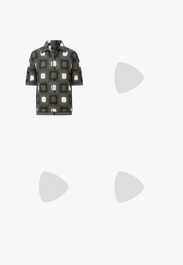 Polo majica s kratkimi rokavi z gumbki, ki ima patchwork vzorec zelenih, sivih in belih cvetličnih kvadratov, z teksturirano pletenino.; Oprijete jeans hlače iz izbledele sive denima, z obrabljenimi detajli na kolenih, v kombinaciji z belimi športnimi copati. Gladka tekstura, oblikovan slim fit dizajn.; Bela usnjena športna obutev s perforacijami, okroglo konico, ravnim podplatom in debelimi vezalkami, z vidnim logotipom smoosh in napisom "AIR" na peti.; Srebrna nerjaveča jeklena ura z modrim številčnico, kovinskimi kazalci ter oknom za datum na 3. uri. Vodoodporna do 50 metrov.