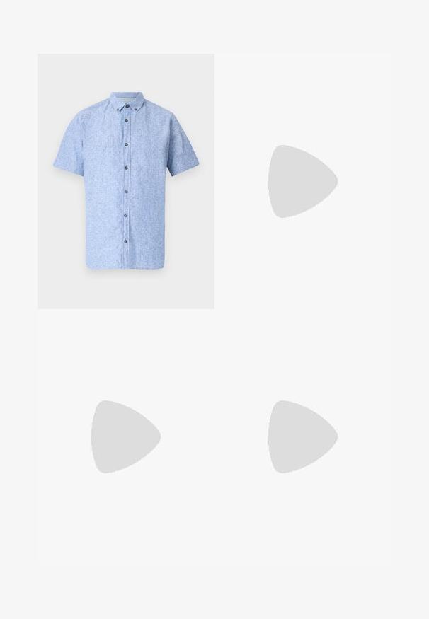 Chemise à manches courtes bleu clair avec un col boutonné, présentant un tissu à motifs avec de petits points et des boutons de couleur foncée.; Pantalons en lin vert olive avec un pli avant, dotés d'une fermeture à bouton et d'une doublure à carreaux contrastante au niveau de la taille.; Chaussures de ville synthétiques noires avec un devant cousu bien visible, semelle intérieure rembourrée et semelle extérieure en caoutchouc plate ; design épuré avec un minimum de détails.; Lunettes de soleil noires et argentées avec une forme œil de chat, des verres dégradés et des accents métalliques sur la monture. Branches en plastique avec des embouts gris.