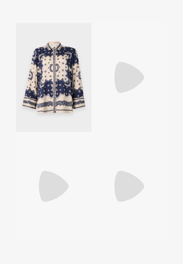 Blau- und cremefarbenes gemustertes Blusenshirt aus glattem Stoff; mit langen Ärmeln, kragenförmigem Ausschnitt, Knöpfen und kunstvollen Paisleymustern an den Manschetten.; Schwarze maßgeschneiderte Hose mit geradem Bein, ausgestattet mit Fronttaschen und einem glatten, strukturierten Stoff. Saubere, minimale Details.; Schwarze Leder-Slingback-Pumps mit spitzem Schuhblatt, ausgestattet mit einem schlanken Absatz und einem goldfarbigen Akzent am verstellbaren Riemen. Glatte Textur.; Schwarze Lederhandtasche mit einem strukturierten Design, das eine verkürzte Form, einen oberen Griff und goldfarbene Hardware-Details aufweist. Verstellbarer Schulterriemen ist enthalten.