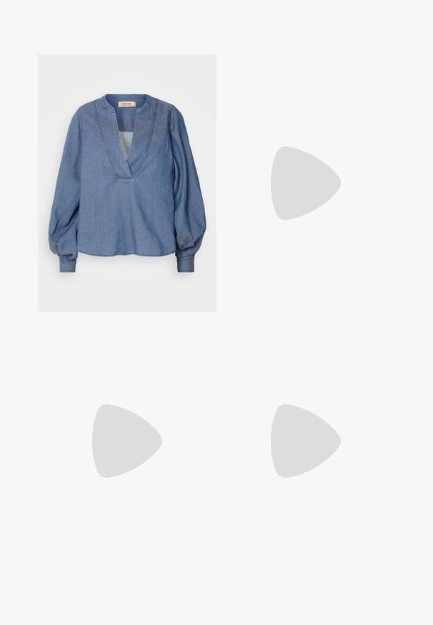 Svetlo modrá denimová blúzka s hlbokým výstrihom do V, balónovými rukávmi a uvoľneným strihom. Obsahuje štruktúrované stehy pozdĺž výstrihu a manžiet.; Čierne kožené nohavice s hladkou textúrou, rovného strihu, s dvoma prednými vreckami a viditeľným švom.; Čierne kožené mokasíny s okrúhlym špičkou, prešívanými detailmi a malým opätkom. Hladký povrch a flexibilná gumová podrážka.; Čierna kabelka so štruktúrovaným tvarom, hladkou textúrou a kovovou sponou. V kombinácii so širokými čiernymi nohavicami a sandálmi s otvorenou špičkou na drevenej podlahe.