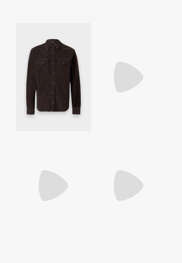 Camicia in velluto a coste marrone con colletto classico, maniche lunghe, due tasche sul petto con chiusura a bottone e tessuto testurizzato.; Camicia bianca in cotone a maniche lunghe con scollatura rotonda, spacchi laterali in fondo e una texture liscia, mostrata da dietro.; Jeans in denim blu chiaro con design a gamba dritta, cinque tasche, chiusura con bottone, leggero sbiadimento e dettagli di cucitura a contrasto.; Sneaker bianco con tomaia in pelle liscia e profilo basso. Presenta una punta arrotondata, sei occhielli e una suola in gomma testurizzata.
