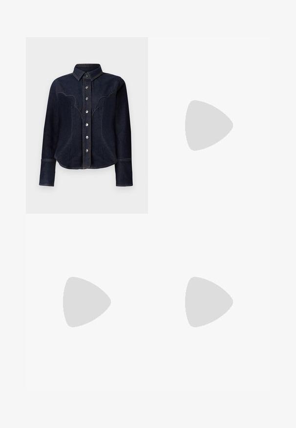 Ciemnoniebieska koszula dżinsowa z kołnierzem w stylu westernowym, ozdobiona srebrnymi guzikami, długimi rękawami oraz subtelnymi detalami przeszycia.; Jasnoniebieskie dżinsy o szerokich nogawkach z wysokim stanem, z kieszeniami z przodu oraz zapięciem na guziki i pętelkami na pasek.; Czarne skórzane buty na platformie z masywnym słupkowym obcasem, okrągłym noskiem i klasycznym sznurowaniem. Posiadają gładką teksturę i minimalne wykończenia.; Czarna skórzana torebka o zakrzywionym kształcie, z odpinanym paskiem i złotymi akcentami. Torebka posiada klapę z zapięciem w kształcie klamry.