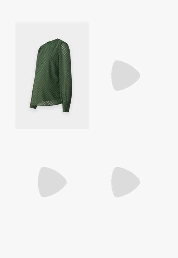 Blusa verde con un motivo a chevron testurizzato, maniche lunghe, collo rotondo e una vestibilità leggermente ampia con polsini arricciati.; Pantaloni neri su misura con un design a gamba dritta, caratterizzati da una texture liscia e pieghe ben definite sul davanti. Senza hardware visibile.; Sandalo con tacco in pelle nera, con cinturino alla caviglia regolabile, design open toe e tacco quadrato. Texture liscia, stile minimalista.; Borsa a mano in pelle nera con un design strutturato, caratterizzata da una forma corta, manico superiore e accessori in metallo dorato. Inclusa tracolla regolabile.