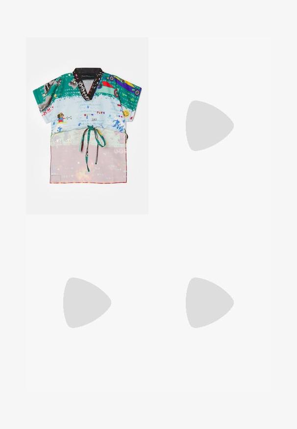 Krótki rękaw, wielokolorowa bluzka w stylu kimona z wzorami w pixel art, czarnym wzorzystym kołnierzykiem oraz ściągaczem w talii. Lekki materiał.; Szersze spodnie w kolorze lazurowym, wykonane z teksturowanej dzianiny, z elastycznym pasem w talii i sznurkiem do regulacji.; Złote wegańskie skórzane sandały z dwoma regulowanymi paskami, korkową wkładką i ciemną gumową podeszwą. Gładka tekstura z metalicznym wykończeniem.; Prostokątne okulary słoneczne z oprawką z plastiku w stylu żółwia, ciemnymi soczewkami i srebrnymi akcentami po bokach. Wyprodukowano we Włoszech.; Brązowa skórzana torebka na ramię z wzorem logo, złotym łańcuszkiem na pasku, zapięciem na zamek błyskawiczny oraz złotymi akcentami. Kompaktowy i prostokątny kształt.