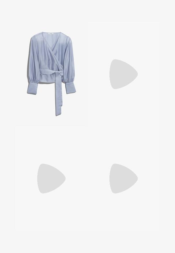 IVY OAK ELOISE MAY - Camicetta - blue smoke; Gonna plissettata nera con ricami floreali in tonalità dorate e verdi, caratterizzata da una vita decorativa e un orlo fluido e asimmetrico.; Pantofole da balletto nere in pelle con punta arrotondata, texture liscia, dettagli di cucitura minimi e design con suola flessibile.; Borsa a tracolla in pelle marrone con chiusura a pattina, hardware color oro, tracolla e una finitura liscia. Forma rettangolare compatta.