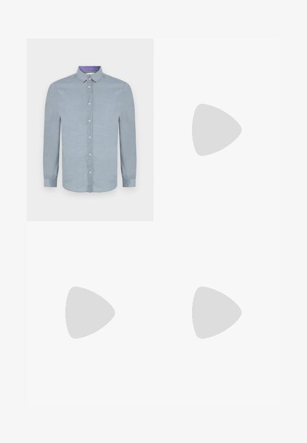 Himmelblaues Langarmhemd mit Button-Down-Kragen, Vorderknöpfen und glatter Textur. Der innere Kragen hat einen kontrastierenden lila Akzent.; Schwarze, maßgeschneiderte Hosen aus glattem Stoff, mit flachem Bund, Gürtelschlaufen und Seitentaschen. Gerade geschnittenes Bein.; Beige Wildleder Slipper mit abgerundeter Spitze und genähten Details. Helle Gummisohle mit einem profillosen Design.; Goldfarbene Metallrahmen-Sonnenbrillen mit dunkelgrünen Gläsern im Pilotenstil, mit schlanken Bügeln und Schildpatt-Akzenten an den Spitzen.