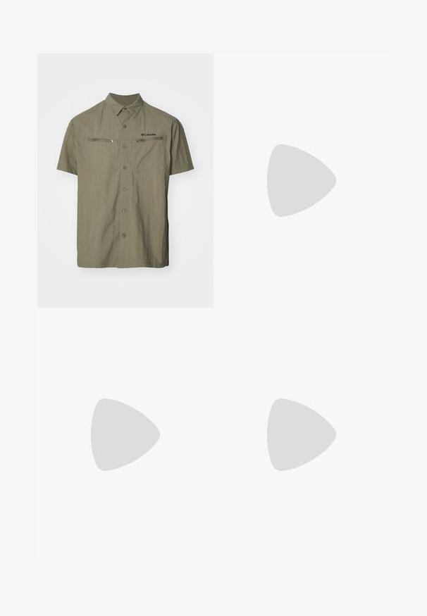 Khaki overhemd met korte mouwen, met een knoopsluiting kraag, voorzak met rits en het Columbia-logo. Gemaakt van lichte, gestructureerde stof.; Witte katoenen t-shirt met een ronde hals en korte mouwen. Heeft een losse pasvorm en een gladde textuur. Geen zichtbare patronen of grafieken.; Wijdvallende zwarte denim broek gemaakt van zachte katoen met een vervaagde afwerking. Heeft een sluiting met een knoop aan de voorkant en zijzakken.; Witte sport schoenen met zwarte strepen, met een suede-achtige textuur, een ronde neus en een klittenbandsluiting. Rubberen zool voor grip.