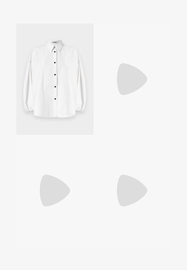 Camicia bianca con bottoni, maniche lunghe e a sbuffo. Presenta bottoni neri, un colletto classico e cuciture verticali sottili. Tessuto morbido al tatto.; Shorts bianchi in lino con una vita piatta, design frontale plissettato e un logo metallico accentuato al centro anteriore.; Scarpa slingback in pelle nera con punta appuntita, con un dettaglio intrecciato e un design superiore plissettato. Suola piatta con hardware minimale.; Borsa a spalla in paglia con rifiniture e manici in pelle nera. Presenta un dettaglio ad ala in pelle nera sul davanti. Design a aperture superiore, forma arrotondata.
