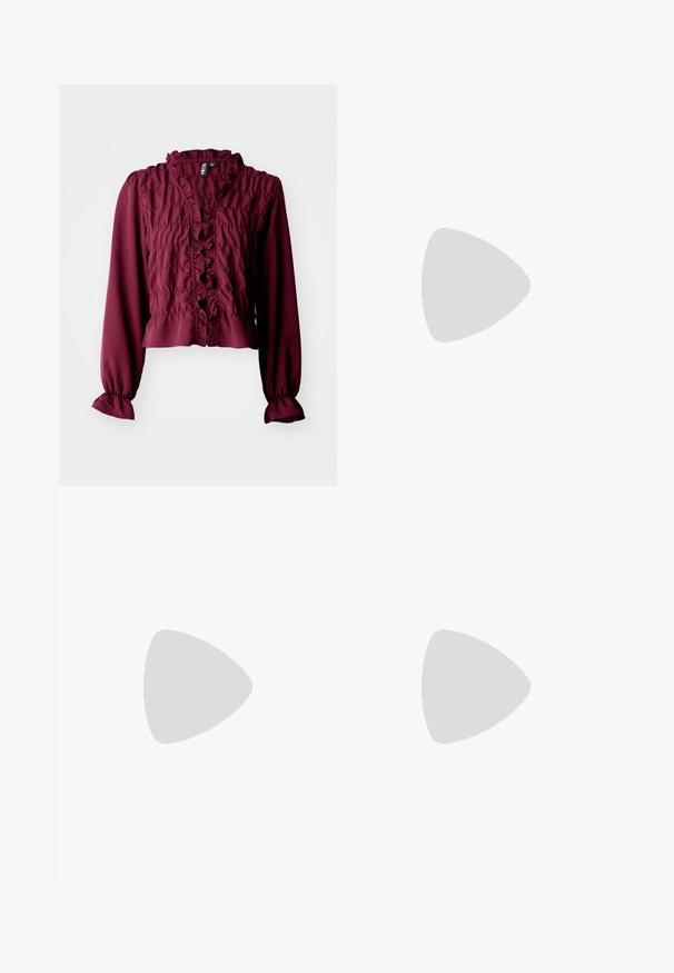 Blusa bordeaux com mangas compridas, frente plissada, textura franzida e um design cropped. Apresenta um tecido macio e fluido, além de um colarinho mandarim.; Jeans pretos de cintura alta com fecho de botão e zíper, bolsos frontais e pernas largas dispostos em cima de um fundo branco.; Bota preta de couro alta com sola de plataforma robusta e salto bloco, apresentando puxador e padrão texturizado na sola.; Saco hobo preto em pele com uma textura lisa, forma curva e uma única alça ajustável; apresenta uma abertura larga na parte de cima.