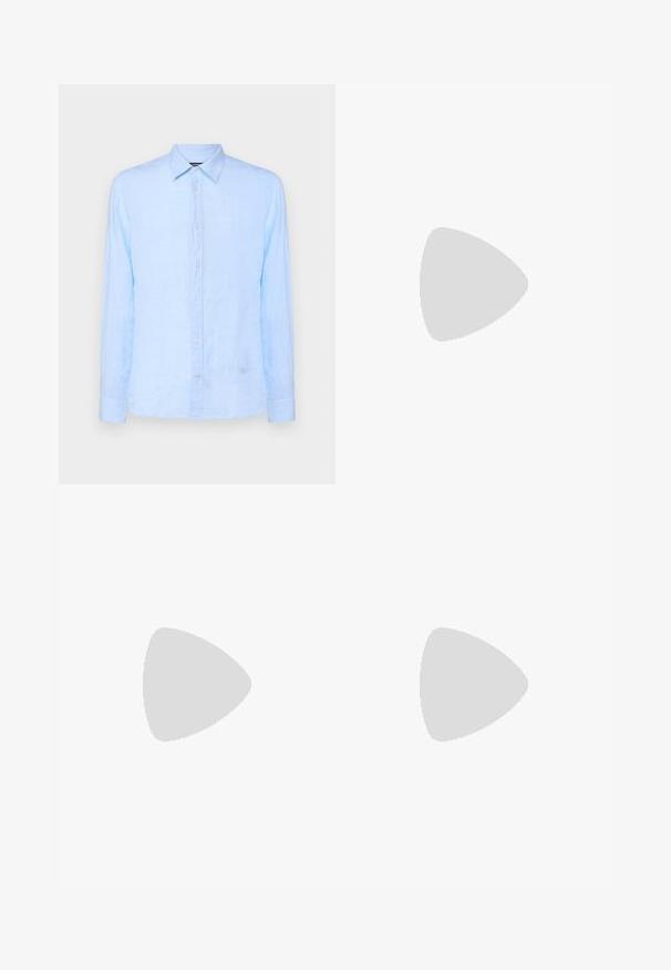 J.LINDEBERG SLIM MELANGE - Ing - chambray blue; Fekete nadrág sima anyagból, elöl hajtással, gombos záródással és felgöngyölt szárakkal a bokánál.; Tengerészkék velúr loaferek sima felülettel, karcsú formával, alacsony gumitalppal és kerek orral; minimalista dizájnnal rendelkeznek, látható fémrész nélkül.; Fekete bőr hátizsák struktúrált felülettel, fedélzáras kialakítással, fémszerelvényekkel, oldalsó cipzáras zsebekkel és márkajelzéssel az elején.