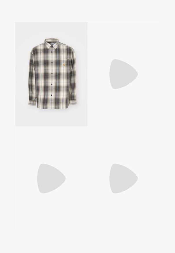 Langarmshirt met een zwart en crèmekleurig ruitpatroon, knoopsluiting aan de voorkant en een borstzak met een Carhartt-logo patch.; Drie witte geribde tanktops van katoen. Kenmerken zijn een ronde hals en kleine zwarte labels nabij de zoom. Verkrijgbaar in meerdere maten.; Zwart-witte shirt met korte mouwen met logo patroon, kaki korte broek en zwarte high-top sneakers. Beige bucket hat en snoeren zichtbaar.; Bruine leren mocassin met franjeraccenten, een gestructureerd oppervlak en contrasterende gele stiksels langs de zwarte rubberen zool. Zijaanzicht.