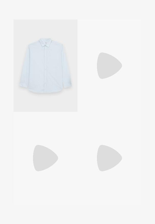 Jack & Jones JJJOE PLAIN NOOS - Srajca - cashmere blue; Temno modri jeans s visokim pasom in sproščenim krojem, ki imajo pet žepov in zapenjanje na gumb. Narejeni iz denima z gladko teksturo.; Bela usnjena športna obutev s perforacijami, okroglo konico, ravnim podplatom in debelimi vezalkami, z vidnim logotipom smoosh in napisom "AIR" na peti.; Črn platneno torba z strukturiranim, quilted vzorcem. Okrogla oblika, kratki, debeli ročaji in mehak, fleksibilen konstrukt.