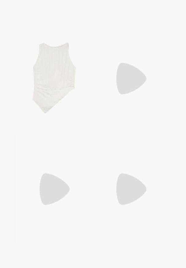 Hvid ærmeløs top med en let struktureret stof, der har en asymmetrisk kant og en rund halsudskæring. Enkel og minimalistisk design.; Brune viddebukser i en bomuldsblanding, med en frynset kant, frontknaplukning og klassisk fem-lomme design. Minimalistiske og alsidige.; Hvide højhælede sandaler med en kraftig hæl, der har et stropdesign og ankelbinding. Glat tekstur med en platform foran for ekstra højde.; Brun læder tote taske med en glat overflade, åben topdesign og to skulderremme. Har minimal syning og ingen synlig hardware.