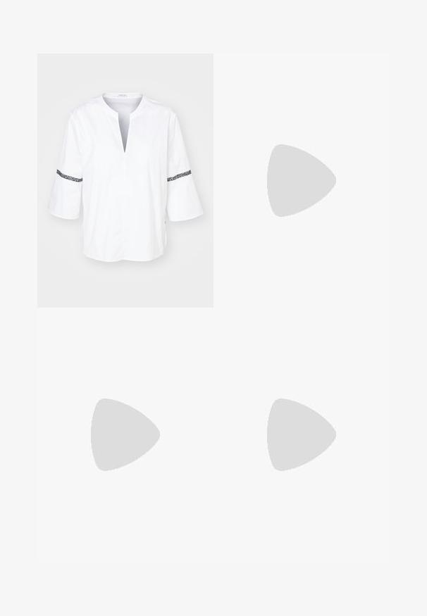 Marc Cain Bluse - white; Lyseblå denimjeans med høy livlinje, vide ben, to sidelommer og plisserte detaljer. Myk tekstur med en falmet finish.; Svart spiss tå slingback-sko med lav hæl, laget av jevnt skinnmateriale og med utskåret design på siden for pusteevne.; Svart skinnhåndveske med buet form, smal håndtak, sølvfarge glidelås og Calvin Klein-logoen på forsiden. Glatt tekstur og minimalistisk design.