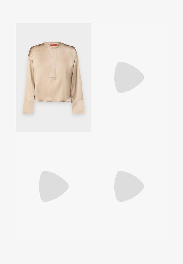 Beige Satinbluse mit rundem Ausschnitt, langen Ärmeln und einer Knopfleiste vorne. Glatte Textur und subtiler Glanz.; Beige maßgeschneiderte Hose mit hoher Taille, gefaltetem Vorderteil und weitem Bein. Der Stoff wirkt glatt mit einem leichten Glanz.; Schwarze Leder-high-heeled Sandale mit Knöchelriemen. Verfügt über eine glatte Textur, offene Zehen und einen dünnen Absatz. Goldfarbener Schnallenakzent.; Helle Leder-Crossbody-Tasche mit einer geschwungenen Form, goldenen Hardware-Akzenten und einem schmalen dunklen Tragegurt. Glatte Textur mit Nähdetails.