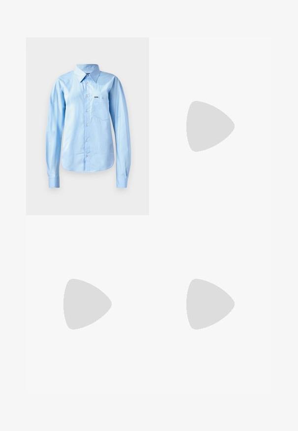 Camicia button-up azzurra chiara in tessuto liscio con maniche lunghe, colletto strutturato, taschino sul petto e dettaglio di branding sottile.; Jeans a gamba larga in denim blu medio. A vita alta con tasche frontali e chiusura con zip. Texture liscia con una leggera sfumatura e dettagli nei punti di cucitura.; Scarpa slingback nera in pelle con punta affusolata, cinturini decorativi con occhielli metallici e tacco basso a blocco. Superficie testurizzata.; Borsa a tracolla in pelle nera con design strutturato, manici superiori doppi, tracolla rimovibile, accessori in oro e charm con logo.