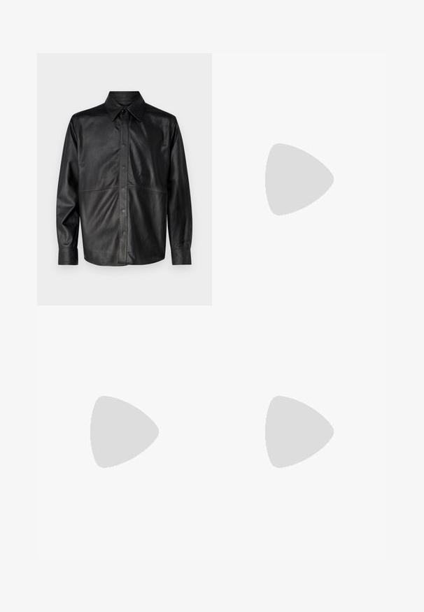 Zwarte leren overhemdjack met een puntige kraag, sluiting met knopen aan de voorkant, lange mouwen en zichtbare stiksels. Gladde textuur.; Zwarte katoenen T-shirt met een ronde hals, korte mouwen en een witte logo-print op de linkerkant van de borst. Eenvoudig, effen kleur ontwerp.; Zwarte geplooide broeken met een rechte, brede pijpontwerp. Gemaakt van soepele stof, met een knoopsluiting en riemlussen.; Beige suède sneaker met een low-top ontwerp, ronde neus, platte veters en een gestructureerde rubberen zool. Minimalistische stijl zonder zichtbare logo's.