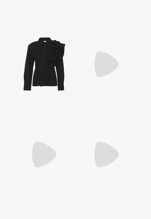Blusa nera con colletto strutturato, maniche lunghe e dettaglio arricciato sulla spalla destra. Realizzata in tessuto morbido con una vestibilità sartoriale.; Pantaloni ampi marroni con una texture liscia, caratterizzati da una vita alta e pieghe frontali. Il tessuto è leggero e scorre liberamente.; Infradito con suola in gomma color talpa, progettate con tre cinturini in pelle bianca sovrapposti e un piccolo dettaglio a fiocco al centro.; Borsa a tracolla in suede marrone con texture morbida, ampia apertura e lunghe cinghie. Caratterizzata da un design semplice con cuciture visibili e senza accessori.