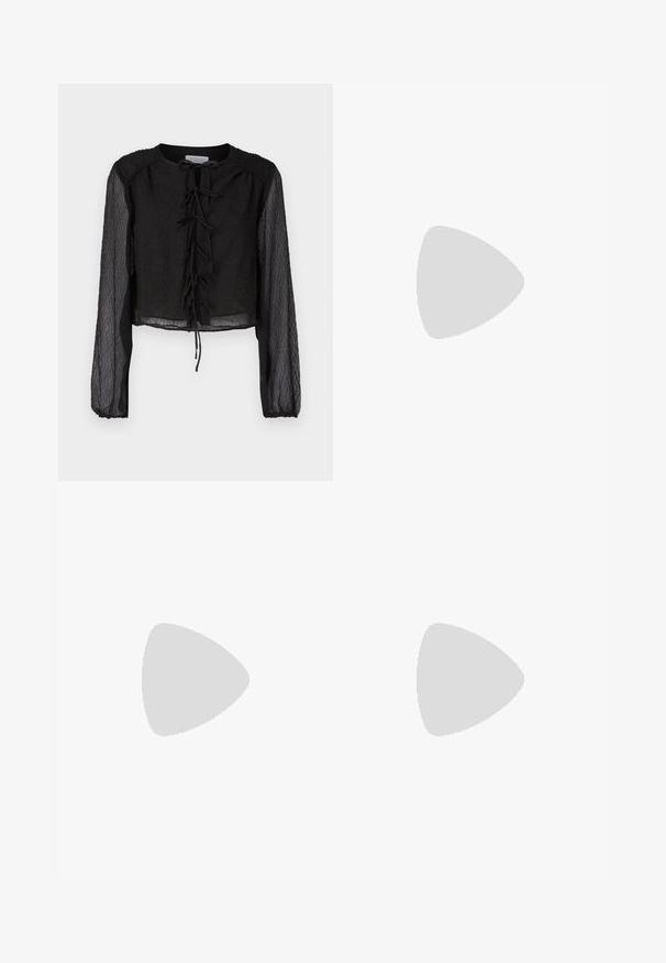 Svart avkortet bluse laget av teksturert stoff, med lange gjennomsiktige ermer, rund hals og en frontdetalj med snøring.; Mørkeblå flagrende jeans laget av denim. Har høy midje, frontlommer og splittdetaljer ved kanten. Klassisk femlommers design.; Svart skinnballettflatt med rund tå, glatt tekstur, minimal sømdetalj, og et fleksibelt såledesign.; Brun teksturert lær crossover-veske med gullkjede-stropp og klaffelukking. Fronten har logo-detalj og en lomme under klaffen.