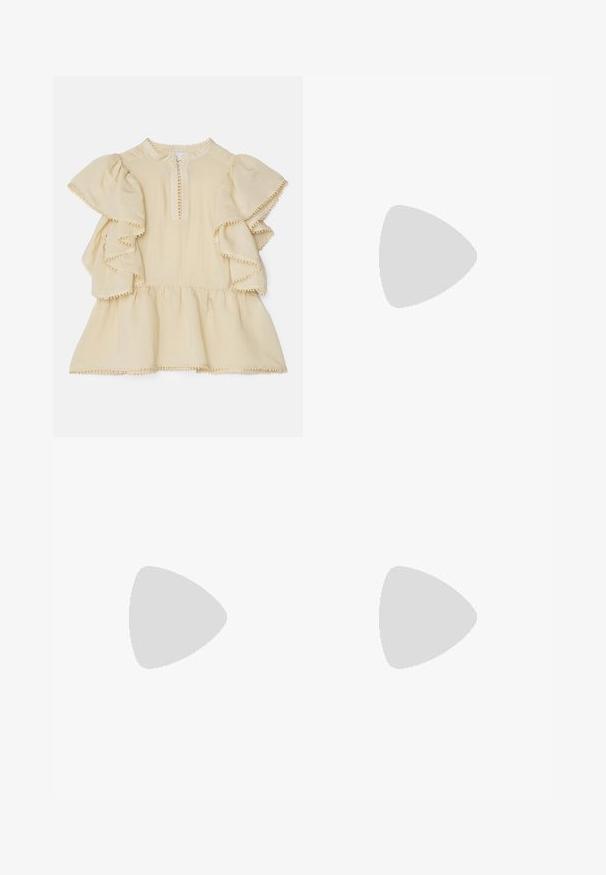 Gaišs beige tops ar fuskām īsām piedurknēm, apaļu kakla izgriezumu un priekšējo rāvējslēdzēju. Satur dekoratīvu pom-pomu apdari gar malām.; Melnas plisētās midi svārki ar gludu, elastīgu jostasvietu un caurspīdīgu pārklājumu, ar smalkām vertikālām plisēm visā audumā.; Melna ādas baleta kurpe ar noapaļotu purngalu, gludu tekstūru, minimālu šuvju detalizāciju un elastīgu zoles dizainu.; Melna ādas rokassoma ar frizūras detaļām, zelta ķēdes plecu siksnu un izgrieztu rokturi. Ir logotipa novietojums priekšpusē.