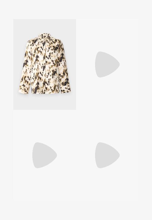 Ilgto piedurkņu blouse vieglā audumā, kurai ir bēšs pamats ar melniem un olīvu zaļiem abstraktiem plankumiem, ar pogu aizdari priekšpusē un norādītu apkakli.; Brūns zamšs mini svārki ar gludu tekstūru, ieguvuši divas priekšējās kabatas ar vāciņiem un pogu aizdare katrā pusē. Vienkāršs, taisns dizains.; Melns patentēts ādas sandales ar norādīta pirksta formu, noapaļotu izgriezuma dizainu un bloķētu papēdi. Iezīmēta ar zelta toņa sprādzi.; Melnā somiņa ar strukturētu formu, gludu tekstūru un metālu sprādzi. Saskaņota ar platām melnām biksēm un sandālēm ar atvērtu purngalu uz koka grīdas.