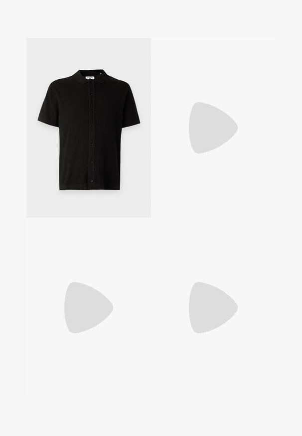 Czarna, krótkosleeve'owa koszula dzianinowa z kołnierzykiem, z guzikiem z przodu i subtelnym wzorem teksturowanym. Klasyczny fason o luźnym kroju.; Biała bawełniana koszulka z okrągłym dekoltem, krótkimi rękawami i luźnym krojem. Posiada prosty design bez wzorów czy akcentów.; Czarne spodnie wykonane z gładkiego materiału, z prostą nogawką, dwoma fałdami z przodu oraz standardowym paskiem z wypustkami na pasek.; Białe sneakersy niskie z ciemnozielonym logo Nike, sznurowadłami i akcentami na podeszwie, pokazane z profilu na jednolitym białym tle.