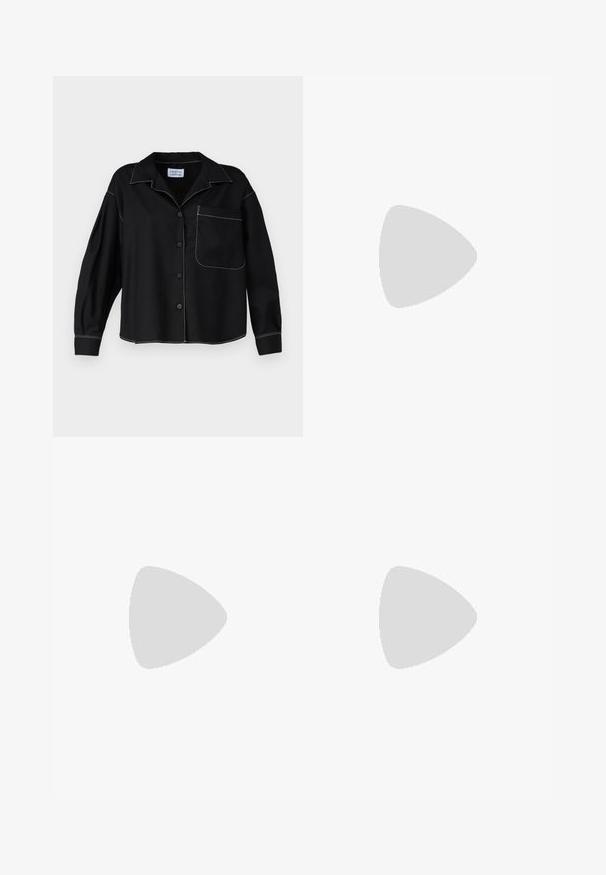 Zwarte overhemden met kraag, lange mouwen en een borstzak. Witte contrasterende stiksels langs de naden. Glad textuur van de stof.; Lichtblauwe wijdvallende jeans van denimstof met een klassiek vijf-pocket ontwerp en een knoopsluiting. Vervaagde textuur met subtiele variaties.; Gouden en zwarte sneaker met een gladde afwerking, voorzien van drie zwarte strepen, een klittenbandsluiting, rubberen zool en een zachte kraag.; Bruine suede tote bag met twee zachte handvatten, een verticale band met een zilveren accent en een brede, open bovenkant. Gladde textuur, minimalistisch ontwerp.