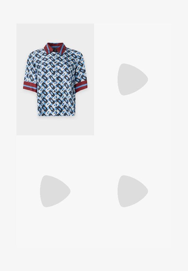 Cămașă cu mânecă scurtă cu un model geometric albastru, negru și alb. Accente roșii la guler și la mâneci. Fabricată dintr-un material neted cu butoni.; Pantaloni negri dintr-un material neted, cu talie înaltă, picioare largi, pliuri frontale și loop-uri clasice pentru curea. Fără buzunare laterale vizibile.; Sandale din piele neagră cu accente aurii pe catarame, având mai multe curele și un design cu talpă plată pentru purtare cu degetele la vedere.; Geantă neagră din piele, tip crossbody, cu două buzunare frontale, catarame aurii, închidere cu fermoar și o curea subțire. Suprafață texturată și formă rectangulară compactă.