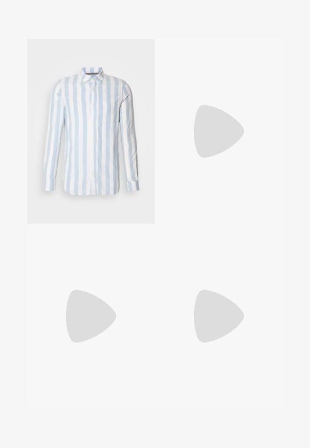 Camicia a maniche lunghe a righe blu chiaro e bianche, realizzata in lino, con chiusura a bottoni sul davanti e una tasca sul petto.; Pantaloni beige a vita alta con taglio dritto, dotati di una parte frontale liscia, tasche laterali e un tessuto morbido e testurizzato.; Mocassino in pelle nera con finitura liscia, caratterizzato da un design cucito e da un accento decorativo in catena metallica sul vamp. Tacco piatto.; Occhiali da sole neri con forma rettangolare, lenti scure, dettagli in argento alle tempie e finitura opaca sulla montatura.