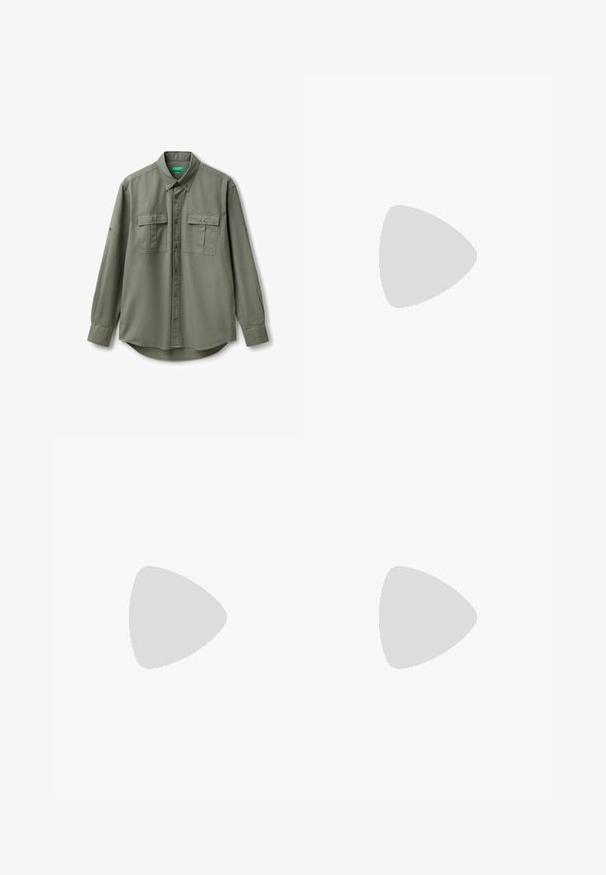 Olijfgroene shirt van lichtgewicht stof, met een button-down kraag, lange mouwen en twee borstzakken met knoopflappen.; Grijze katoenen loungebroeken met een elastische tailleband, trekkoord en twee zijzakken; rechte pijpen, zachte textuur, zonder patronen.; Tan suède enkelboot met zwart gevoerd kraagje, gouden metalen oogjes, witte stikdetails en een robuuste rubberen zool met uitgesproken profiel.; Zonnebril met een slank, lichtgrijs kunststof frame, wikkelontwerp, donkere lenzen en een gladde textuur. Beschikken over minimale branding aan de zijkant.