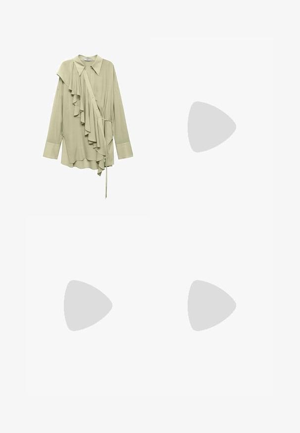 Mango Bluza z gumbi - light green; Temno modri široki jeans z visokim pasom, s zavitimi manšetami, kontrastnim šivanjem in dizajnom s petimi žepi. Narejeni iz jeansa.; Ravne sandale s svetlo rjavim gumijastim podplatom, zasnovane s tremi prekrivajočimi se belimi usnjenimi trakovi in majhnim lokom na sredini.; Rjava usnjena torba conične oblike, trdni ročaji in kontrastno bela šivanje. Ima snemljiv naramni trak za večjo prilagodljivost.