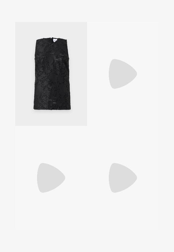 Robes sans manches en noir, comportant un tissu à motifs floraux avec des découpes, une surface texturée et une fermeture éclair au dos.; Jean en denim bleu clair évasé à taille haute, doté de deux boutons et de poches avant. Le tissu a une texture décolorée avec des variations subtiles.; Pompe à talon haut en cuir noir avec un bout pointu et une texture lisse, présentant un talon élancé et un design minimaliste.; Mini sac à main en sequins noirs avec une bandoulière texturée nouée et une chaîne argentée. Forme arrondie avec un haut froncé et des détails réfléchissants.