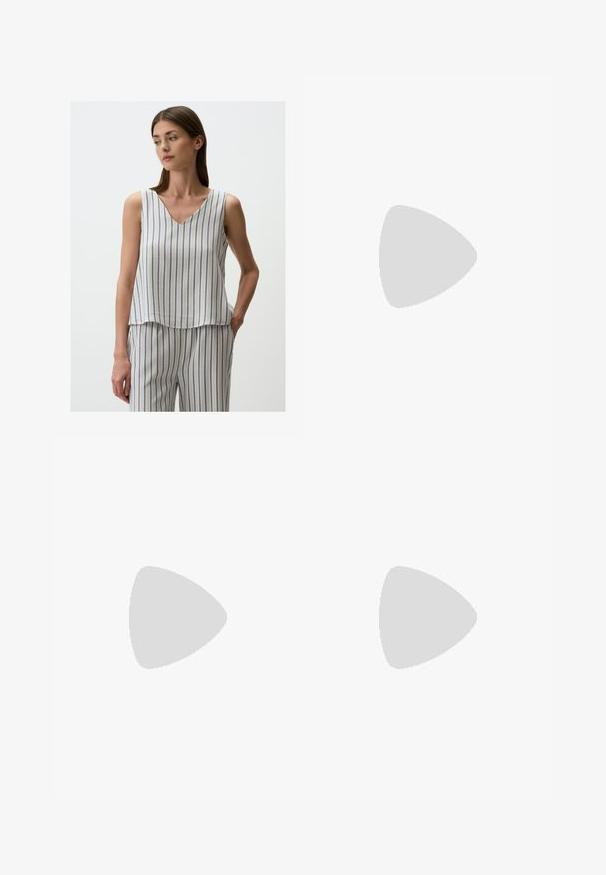 Jimmy Key V-NECK SLEEVELESS STRIPED  - Bluse - multi coloured; Schwarze weite Hosen mit hoher Taille, ausgestattet mit einem Gürtel mit silberner Schnalle und Falten für zusätzliche Textur.; Schwarze Slingback-Absätze mit spitzem Zehenbereich, Schleifendetail auf dem Rist, strukturiertem Stoff und einem schmalen, glanzvollen 3-Zoll-Absatz.; Schwarze Lederhandtasche mit goldenen Hardware-Akzenten, ausgestattet mit einem charakteristischen Verschluss, einem abnehmbaren Schultergurt und einer strukturierten Oberfläche.
