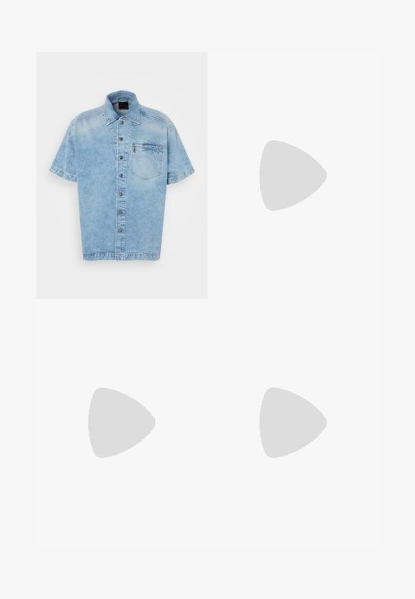 Τζιν πουκάμισο σε ανοιχτό μπλε με κοντό μανίκι, διαθέτοντας μπροστινό κλείσιμο με κουμπιά, γιακά και τσέπη στο στήθος με φερμουάρ. Ελαφρώς φθαρμένη υφή.; BOSS TEE - Βασικό μπλουζάκι - open white; Μπεζ βαμβακερό παντελόνι με ίσια γραμμή, διαθέτει κουμπί κλεισίματος και πτυχές στο μπροστινό μέρος για επιπλέον λεπτομέρεια.; Λευκό δερμάτινο αθλητικό παπούτσι με στρογγυλή μύτη, μινιμαλιστικό σχέδιο, γκρι κορδόνια και υφασμένο γκρι καουτσούκ σόλα. Υποβλητές λεπτομέρειες ραφής διακριτικά ορατές.