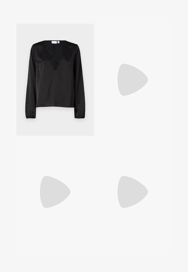 Czarna bluzka z długim rękawem i dekoltem w kształcie litery V, ozdobiona misternym czarnym haftem kwiatowym. Gładka satynowa tekstura i elastyczne mankiety.; Granatowe dżinsy o slim fit, z wysokim stanem, pięcioma kieszeniami i pomarańczowymi przeszyciami wzdłuż szwów.; Czarne skórzane buty z okrągłym noskiem, grubym blokowym obcasem i elastycznymi akcentami po bokach, zestawione z ciemnymi rajstopami i czarną spódnicą z rozcięciem.; Czarne, kanciaste okulary przeciwsłoneczne z szarymi soczewkami; wykonane z plastiku, z grubymi zausznikami o gładkiej powierzchni i bez widocznych elementów metalowych.; Złote kolczyki w kształcie kółek o gładkim, błyszczącym wykończeniu. Okrągły design z małym klipsem i przezroczystym zapięciem zapewniającym bezpieczne noszenie.