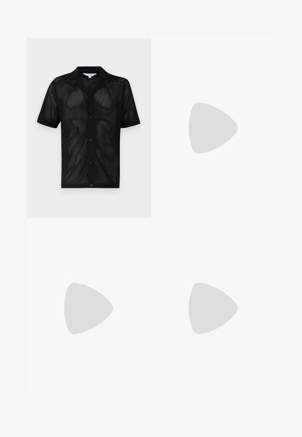 Camisa negra de manga corta con diseño de malla, frente de botones y cuello. Presenta una textura de tejido abierto y un ajuste casual.; Pantalones gris ajustados con corte recto, que cuentan con dos bolsillos delanteros, pliegues y cierre con botón. Fabricados en tejido ligero.; Mocasines de cuero negro con punta redonda, que cuentan con un diseño cosido, suela de plataforma baja y una suela de goma texturada y con tacos.; Gafas de sol negras con montura octogonal, lentes oscuros, acabado brillante, varillas delgadas y acentos dorados en la parte frontal.