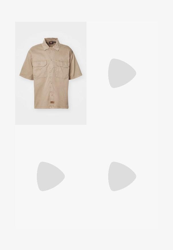 Κοντομάνικο, μπεζ πουκάμισο από βαμβάκι με κουμπιά μπροστά, δύο τσέπες στο στήθος και μια μικρή ετικέτα με το λογότυπο στο κάτω μέρος.; Μαύρο βαμβακερό T-shirt με κοντά μανίκια, στρογγυλή λαιμόκοψη και μικρό πολύχρωμο λογότυπο στην αριστερή πλευρά του στήθους. Διαθέτει ευθύ τελείωμα.; Μαύρο cargo παντελόνι με φαρδιές γραμμές, διαθέτοντας δύο πλαϊνές τσέπες, αντίθετο ραφές και κανονική μέση. Μαλακό βαμβακερό υλικό.; Ελιά πράσινα σουέτ αθλητικά παπούτσια με κρέμα λωρίδες, σχέδιο με κορδόνια και καφέ γόμα σόλα. Διαθέτει επωνυμία κειμένου στην εξωτερική πλευρά.