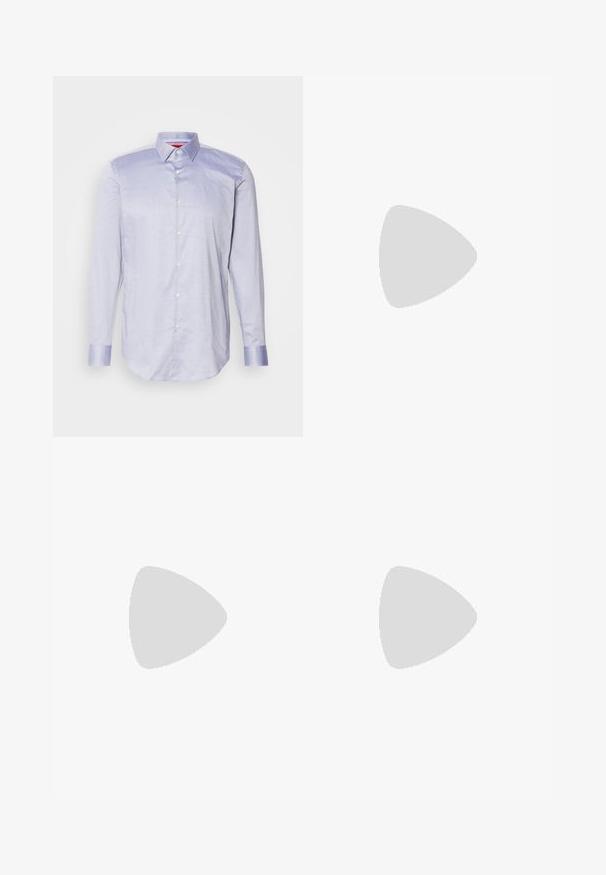 HUGO KOEY - Ametlik pluus - dark blue; Valge pika varrukaga t-särk, valmistatud pehmest puuvillast, ümarate krae ja puhta, ilma õmblusteta disainiga, ilma graafiliste mustrite või kaunistusteta.; Tumed sinised teksad sirge jala lõikega, mis on varustatud tõmbluku ja metallnuppudega ning vasksete nupuvajutustega. Sile tekstuur, nähtavaid mustreid pole.; Mustad musta nahast oksfordi king, millel on paeltega disain, ümar nina, lame kummist tallal ja diskreetne õmblemise detail ülemise osa ääres.
